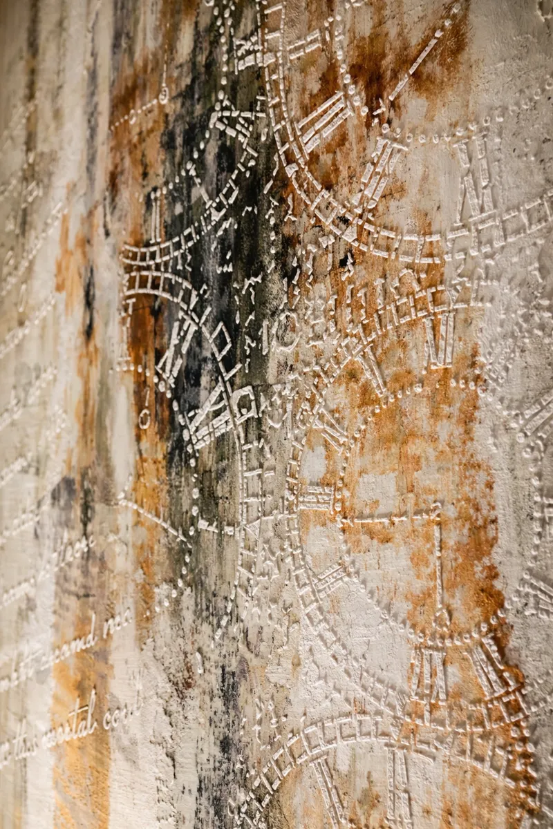 Mural pintado a mano con técnica de fresco clásico en una vivienda